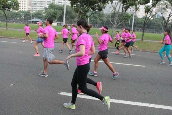 Sophia Abrahão exibe boa forma ao participar de maratona