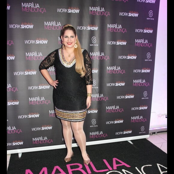 'Ainda bem que você vive comigo! Obrigada pela surpresa e por ter bambeado as minhas pernas...', escreveu a cantora Marília Mendonça no Instagram