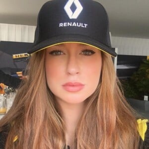 Marina Ruy Barbosa posa com boné da Renault, marca da qual é garota-propaganda