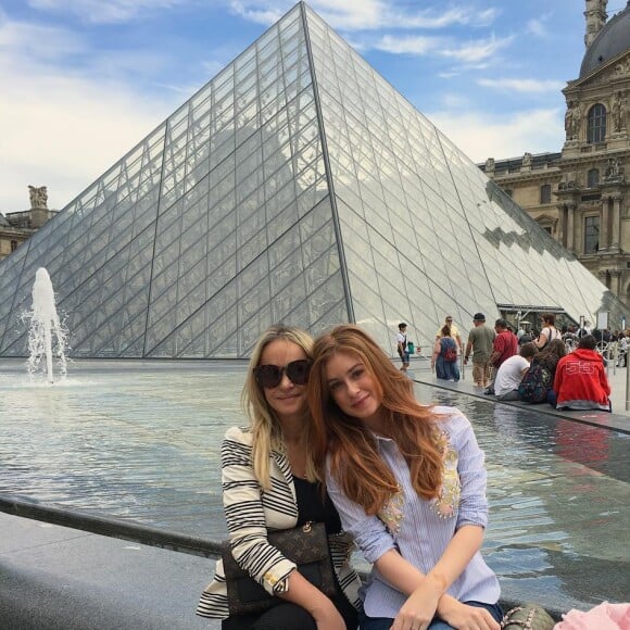 Marina Ruy Barbosa viajou para a França com a mãe, Gioconda