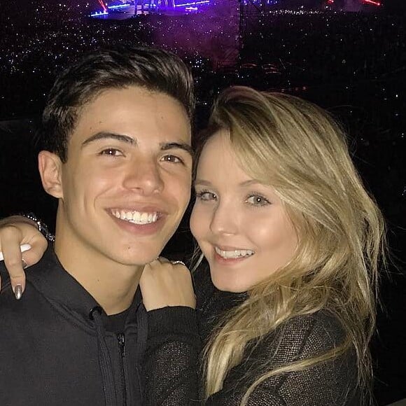 Larissa Manoela e Thomaz Costa foram juntos ao show de Justin Bieber