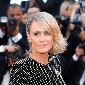 Robin Wright lamenta ter sido enganada após ameaçar deixar a produção de 'House of Cards' se não recebesse o mesmo salário que o colega Kevin Spacey