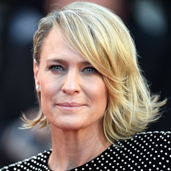 Robin Wright lamenta ter sido enganada após ameaçar deixar a produção de 'House of Cards' se não recebesse o mesmo salário que o colega Kevin Spacey