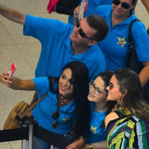 Bruna Marquezine foi vista no aeroporto Santos Dumont, no Rio de Janeiro, nesta segunda-feira, 29 de maio de 2017