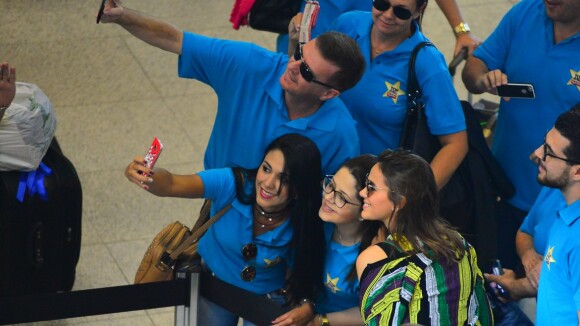 Bruna Marquezine atende fãs em fila durante espera em aeroporto do Rio. Fotos!