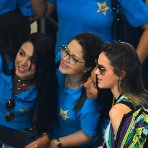 Bruna Marquezine atendeu fãs durante sua passagem pelo aeroporto Santos Dumont