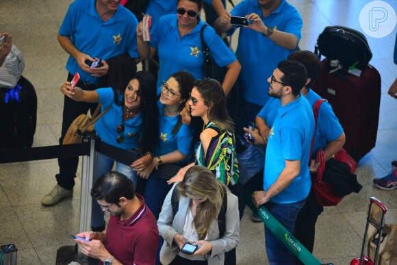 Bruna Marquezine atendeu fãs durante sua passagem pelo aeroporto Santos Dumont