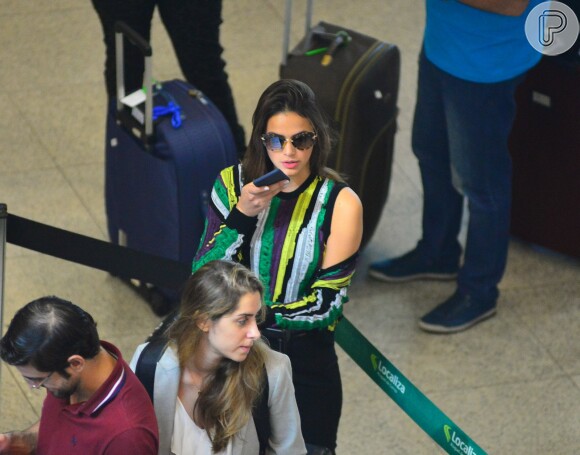 Bruna Marquezine esperou para embarcar no aeroporto Santos Dumont