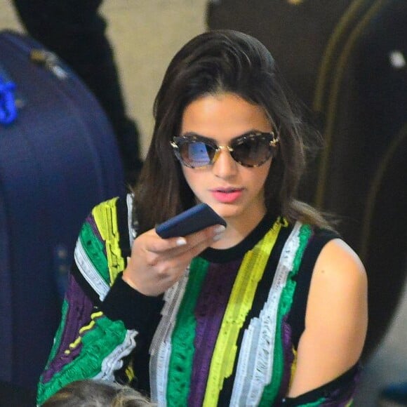 Bruna Marquezine esperou para embarcar no aeroporto Santos Dumont