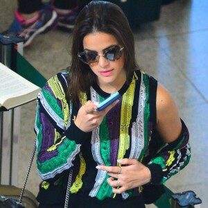 Bruna Marquezine estava com uma blusa toda colorida no aeroporto