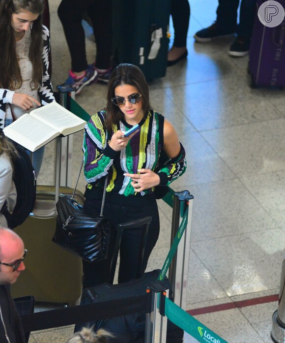Bruna Marquezine estava com uma blusa toda colorida no aeroporto
