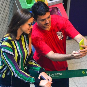 Bruna Marquezine posou para selfie com admiradores