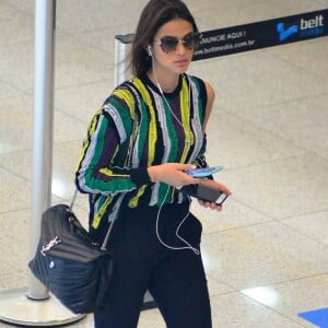 Bruna Marquezine estava sozinha no aeroporto Santos Dumont