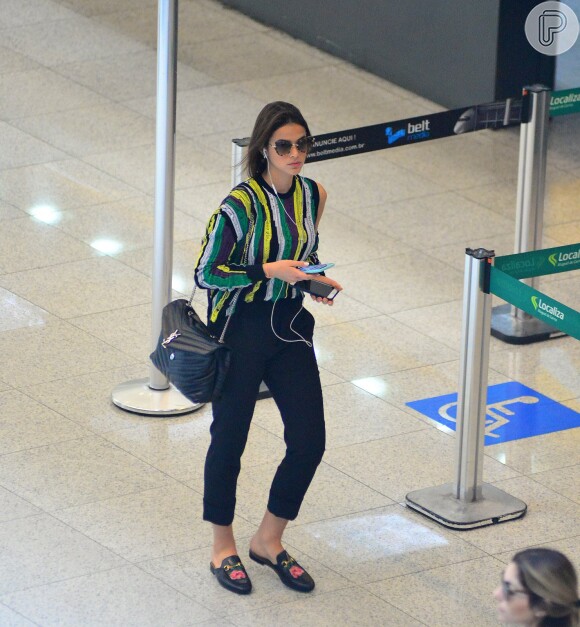 Bruna Marquezine estava sozinha no aeroporto Santos Dumont