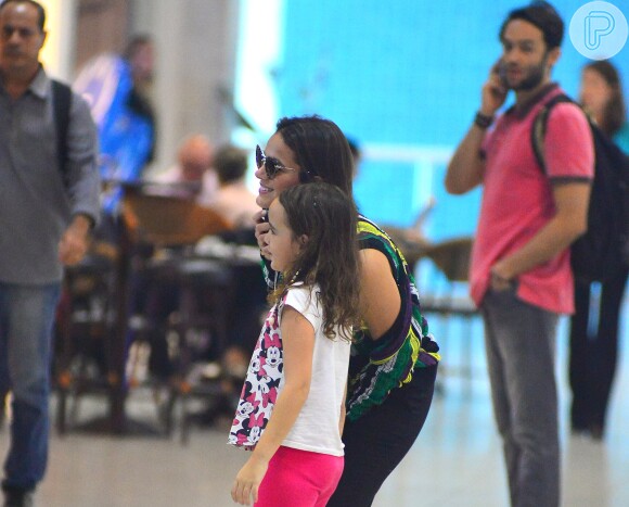 Bruna Marquezine tirou foto com uma fã mirim no aeroporto
