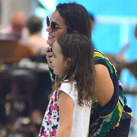 Bruna Marquezine tirou foto com uma fã mirim no aeroporto