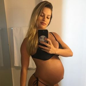 De biquíni, Andressa Suita exibiu barriga de grávida em foto de biquíni, nesta segunda-feira (29)