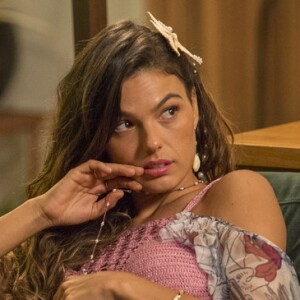 Na trama, Ritinha (Isis Valverde) vai convidar a policial para ser a madrinha do bebê