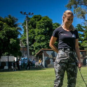 Jeiza (Paolla Oliveira) fica contente com o pedido, mas recusa pelo namorado, Zeca (Marco Pigossi)