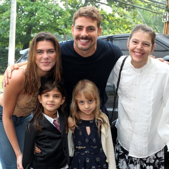 Mariana Goldfarb e Cauã foram com a mãe do ator ao aniversário de Sofia