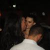 Isabelli Fontana e Di Ferrero trocam beijos em evento em São Paulo