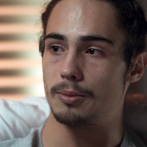 Nicolau (Danilo Mesquita) se preocupa com a possibilidade de uma nova recidiva do câncer e questiona o médico, na novela 'Rock Story'