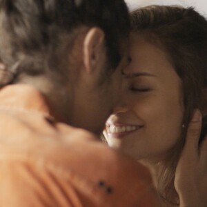 Nicolau (Danilo Mesquita) e Luana (Joana Borges) se emocionam quando ficam sabendo o sexo do bebê, na novela 'Rock Story'