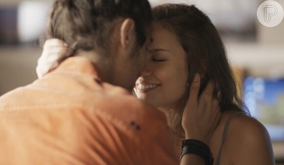 Nicolau (Danilo Mesquita) e Luana (Joana Borges) se emocionam quando ficam sabendo o sexo do bebê, na novela 'Rock Story'