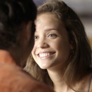 Nicolau (Danilo Mesquita) recebe autorização para acompanhar a ultrassonografia de Luana (Joana Borges), na novela 'Rock Story'