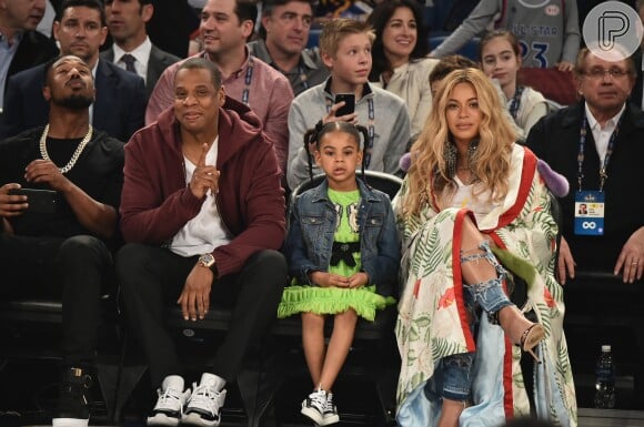 Beyoncé foi clicada com o marido, Jay-Z, e com a filha, Blue Ivy, em jogo de basquete