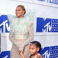 Beyoncé, grávida de gêmeos, posa de biquíni segurando a filha, Blue Ivy. Foto!