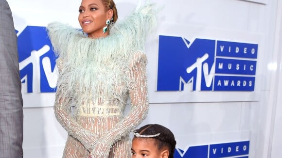 Beyoncé, grávida de gêmeos, posa de biquíni segurando a filha, Blue Ivy. Foto!