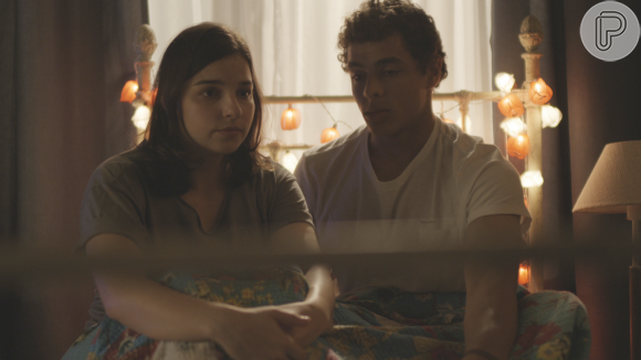 Namorando Tato (Matheus Abreu), Keyla (Gabriela Medvedvski) prefere manter o relacionamento em segredo na novela 'Malhação - Viva a Diferença'