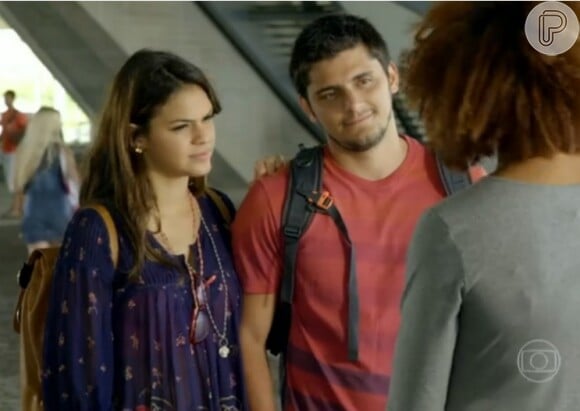 Luiza (Bruna Marquezine) veste batinha de fundo azul e estampa pequena na faculdade, em cena da novela 'Em Família'