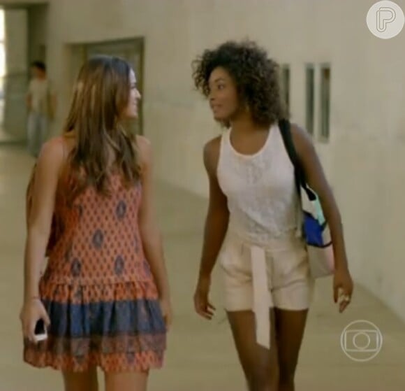 Luiza (Bruna Marquezine) usa vestido da marca mineira Zas, que era branco e azul e foi tingido de laranja, em cena da novela 'Em Família'