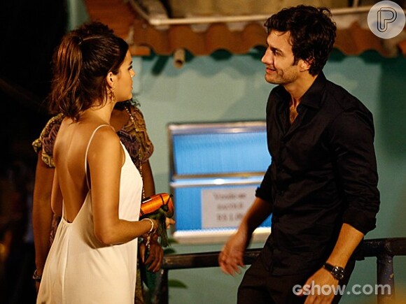 Sexy, Luiza (Bruna Marquezine) usa vestido branco com decote nas costas para ir badalar com os amigos em uma festa no vidigal, na novela 'Em Família'