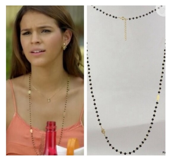 O colar de ônix com banho de ouro 18k foi criado por Raquel Schiavon para a Globo. A peça usada por Luiza (Bruna Marquezine) custa R$ 231