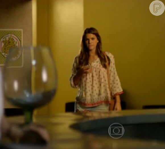 Luiza usa bata florida da marca Zás em jantar com Felipe (Thiago Mendonça), de R$129,90 em cena de 'Em Família'