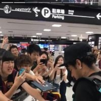 Neymar atende fãs após desembarcar no Japão e distribui autógrafos. Vídeo!