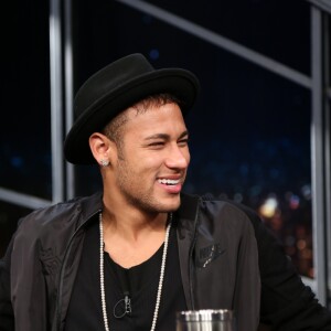 Neymar atendeu fãs após desembarcar no Japão e distribuiu autógrafos
