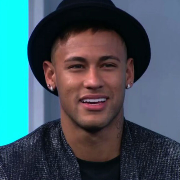 Neymar distribuiu autógrafos em aeroporto em Tóquio nesta terça-feira, 30 de maio de 2017