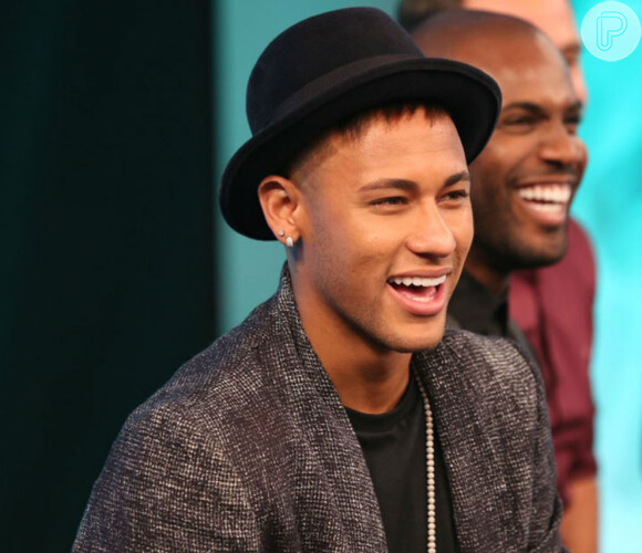 Neymar distribuiu autógrafos e posou para fotos com seus fãs