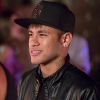 Neymar causou tumulto e foi cercado por fãs após desembarcar no Japão