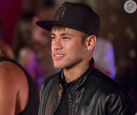 Neymar causou tumulto e foi cercado por fãs após desembarcar no Japão