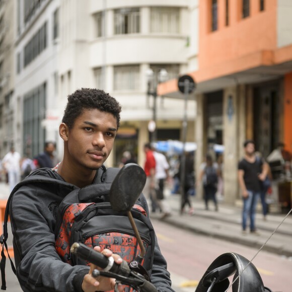 O motoboy Anderson (Juan Paiva) vai conversar com Mitsuko (Lina Agifu) no colégio e é expulso por seguranças, no capítulo de 'Malhação - Viva a Diferença', que vai ao ar dia 9 de junho de 2017