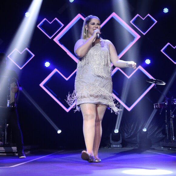 Marília Mendonça passou despercebida ao curtir pagode no subúrbio do Rio de Janeiro