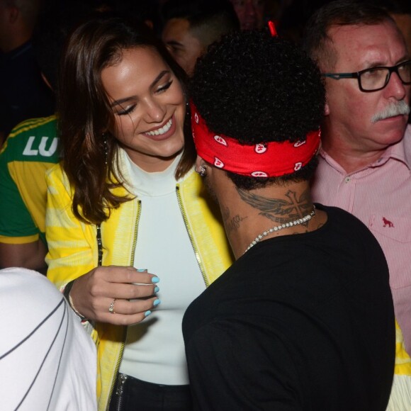 Bruna Marquezine admitiu não entender as regras do futebol: 'Só quando é gol ou Neymar cai'