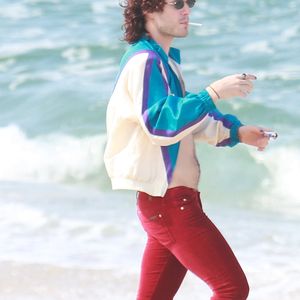 Maurício Destri rodou cenas de 'Os Dias Eram Assim' em praia do Rio de Janeiro