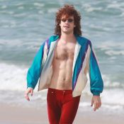 Maurício Destri, irreconhecível, grava 'Os Dias Eram Assim' em praia. Fotos!