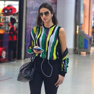 Bruna Marquezine foi fotografada em aeroporto usando bolsa de R$ 6 mil